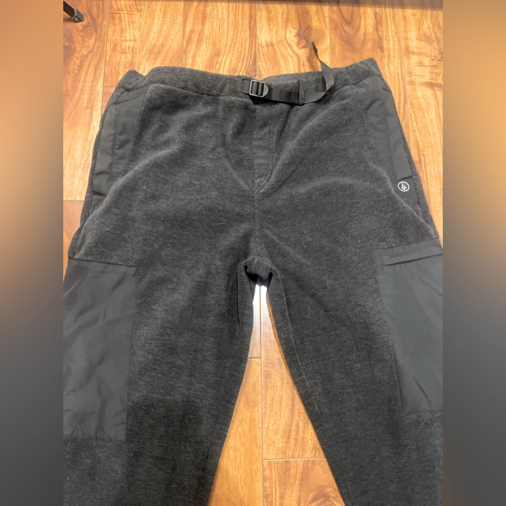 COPY - Volcom sweatsuit practically new. Mens